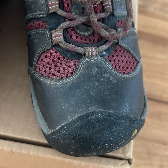 KEEN trekker boot size 7.5 brown and burgundy - Picture 14 of 17